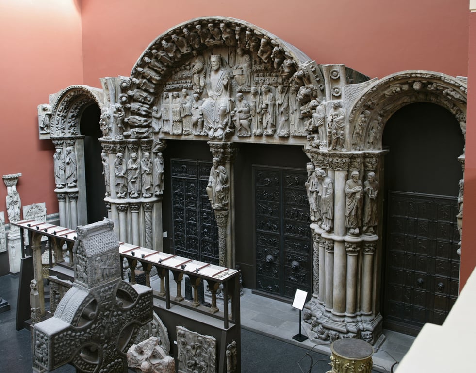 https://en.wikipedia.org/wiki/Portico_of_Glory#/media/File:The_Portico_de_la_Gloira,_Santiago_de_Compostela.jpg