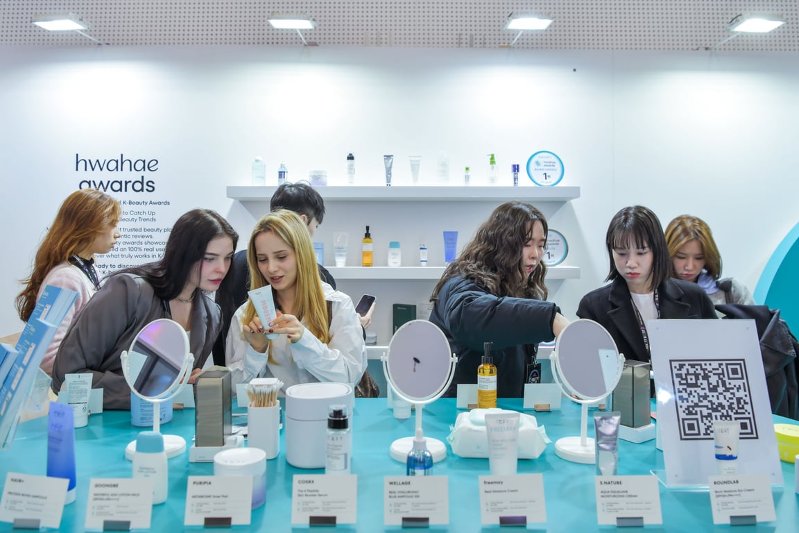 화해 테스트존의 제품을 살펴보며 K-뷰티를 경험하는 크리에이터들