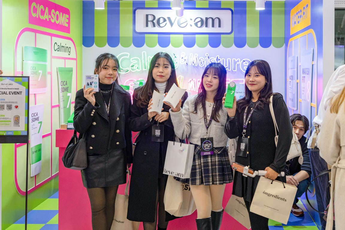 리브엠 브랜드 부스에서 제품을 체험하며 즐기는 크리에이터들