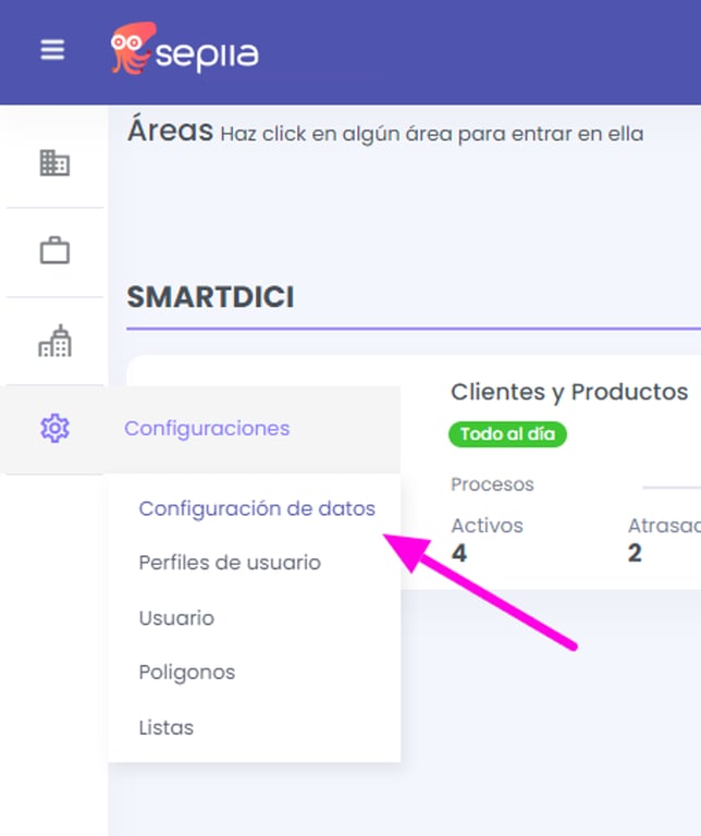 Captura de pantalla del menú lateral desplegando el submenú, donde se muestra la sección “Configuración de datos”. Una flecha fuccia lo señala.