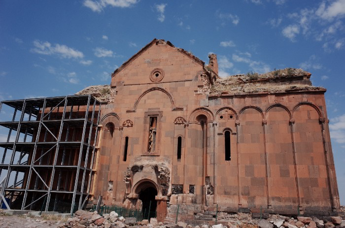 Cathedral of Ani 亞美尼亞天主教堂，這是Ani 遺址現存最大的建築物。始建於西元987年，完工於1010年，是Ani 城裡最大的建築。教堂圓頂於1319年的地震中倒塌。這座教堂的建築師有參與伊斯坦堡聖蘇菲雅大教堂的修復。