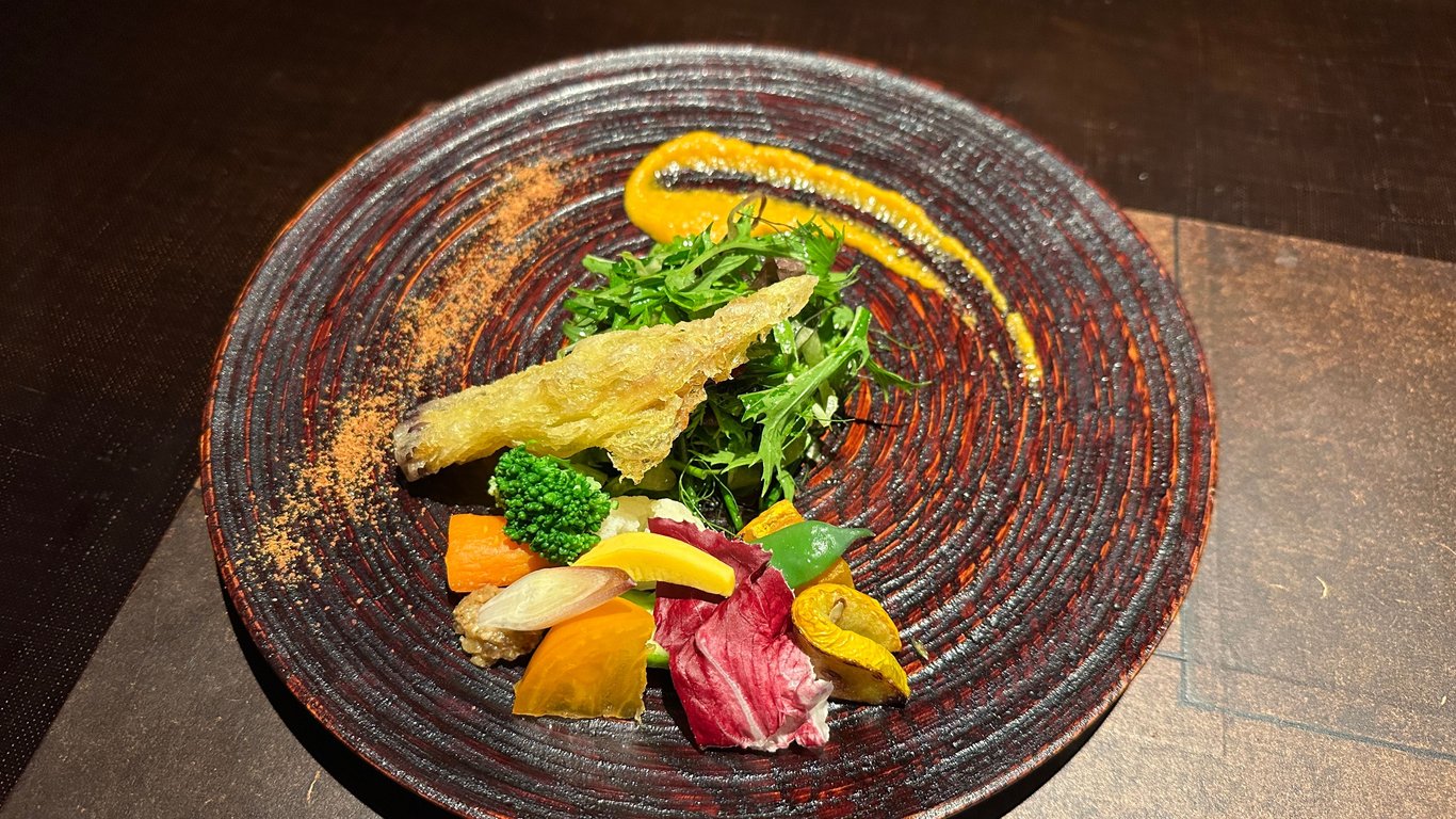 「里山」季節時蔬。盤中右上側似乎是紅蘿蔔醬，超好吃。左上側是味噌粉。