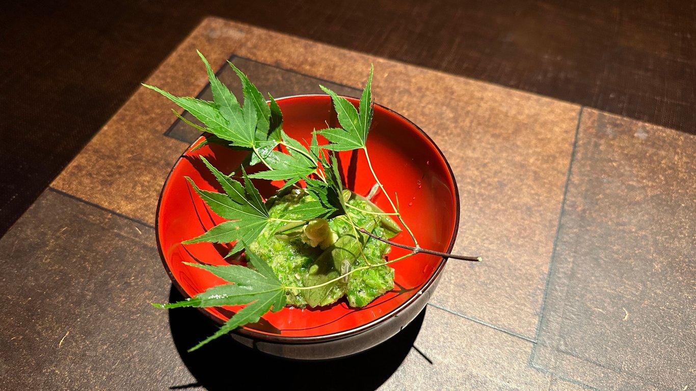 「水明」本地的淡水魚，包裹在我聽不懂的綠色醬裡面