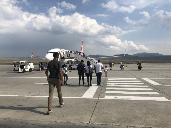 Kars Airport, 四周是開闊的原野和山脈.