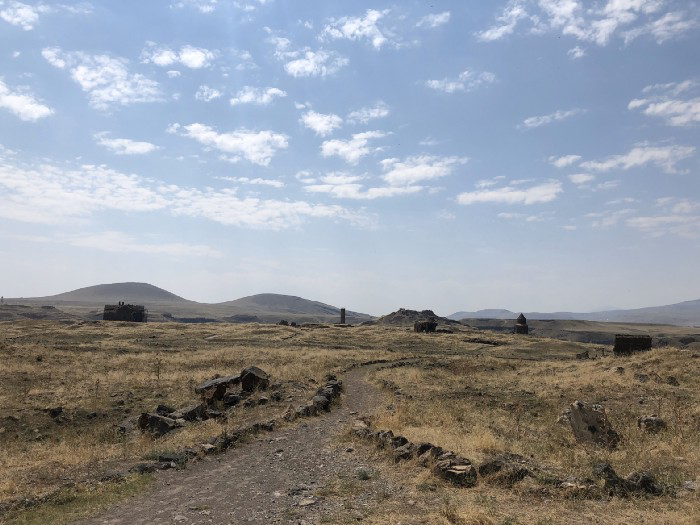 穿梭於疑似民宅區域遺址路上