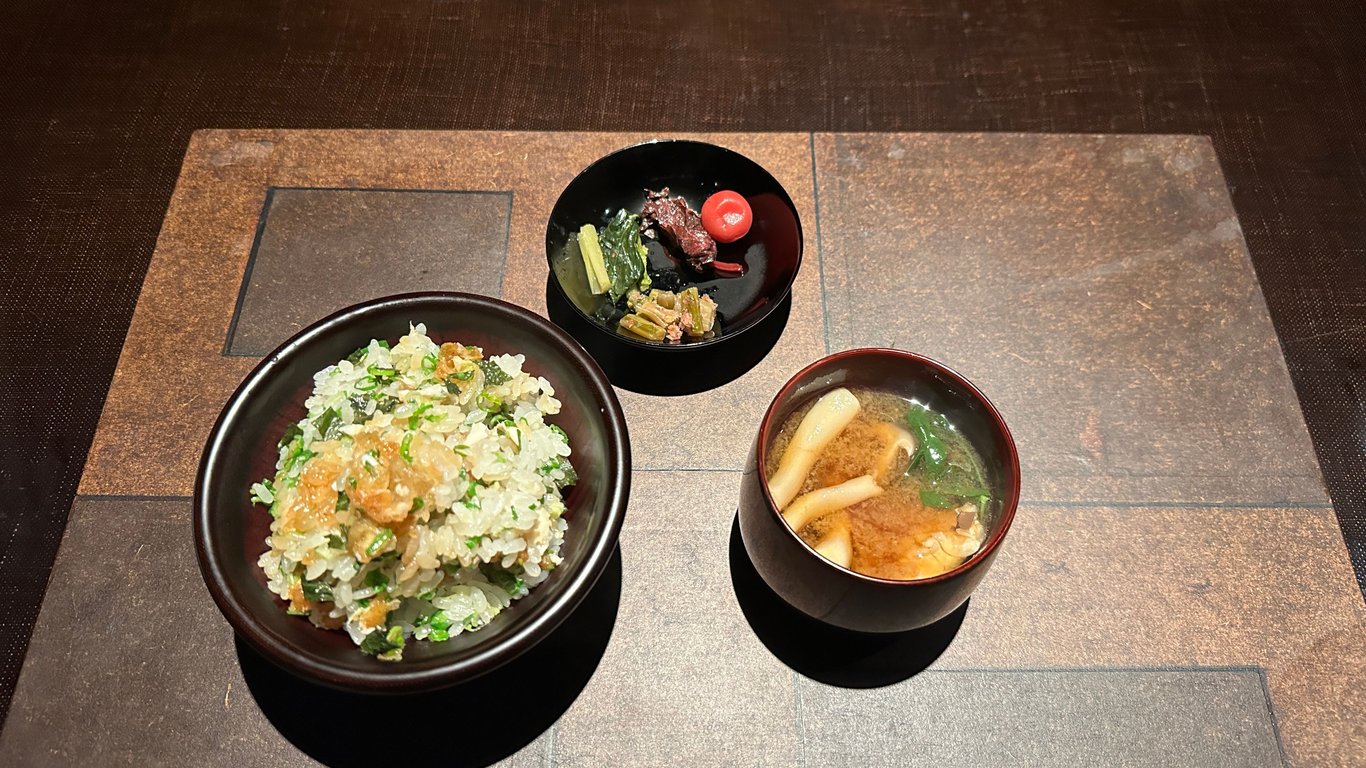 「饗」土鍋飯 (即 煲仔飯)。右側那個味噌湯，超級好喝，不會死鹹，各種調味的混合渾然天成。