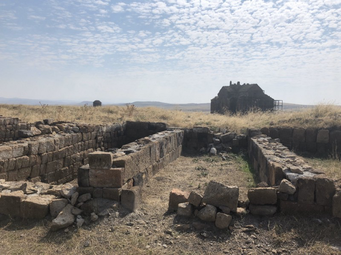 Ani, Turkey. 走在城鎮街道上的民宅之間。所有的民宅都已毀壞，都只剩最底部的石牆
