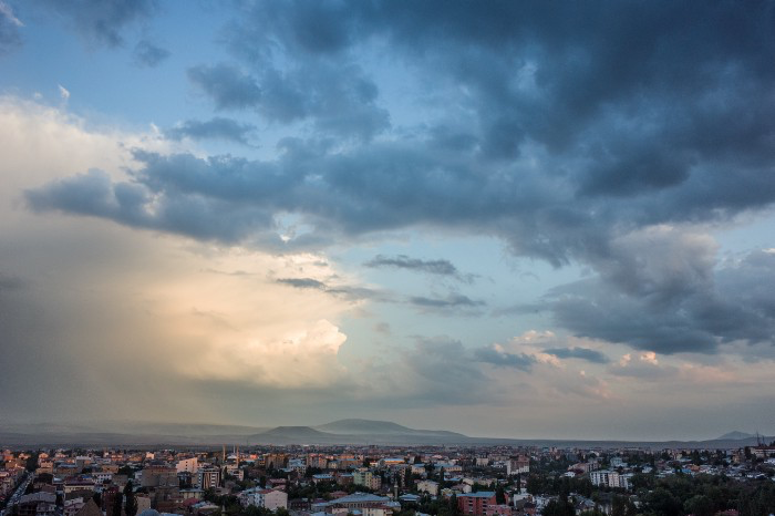 從 Kars Kalesi 城堡 往東南方遠眺遠方的山脈