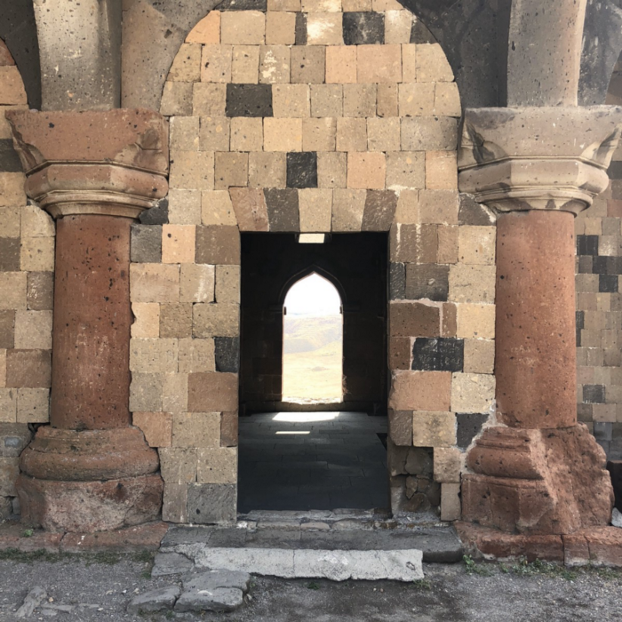 The mosque of Manuchihr 清真寺，建於西元1072年，緊鄰於峽谷懸崖邊。清真寺已傾圮大半，現今從窗邊仍能看到土耳其與亞美尼亞國界河谷的古代斷橋，是從前商旅會行經的絲路支道。20世紀初期 (沒錯，是100多年前)，這棟建築曾經被整修用來作為博物館，因此建築本體較為完整。