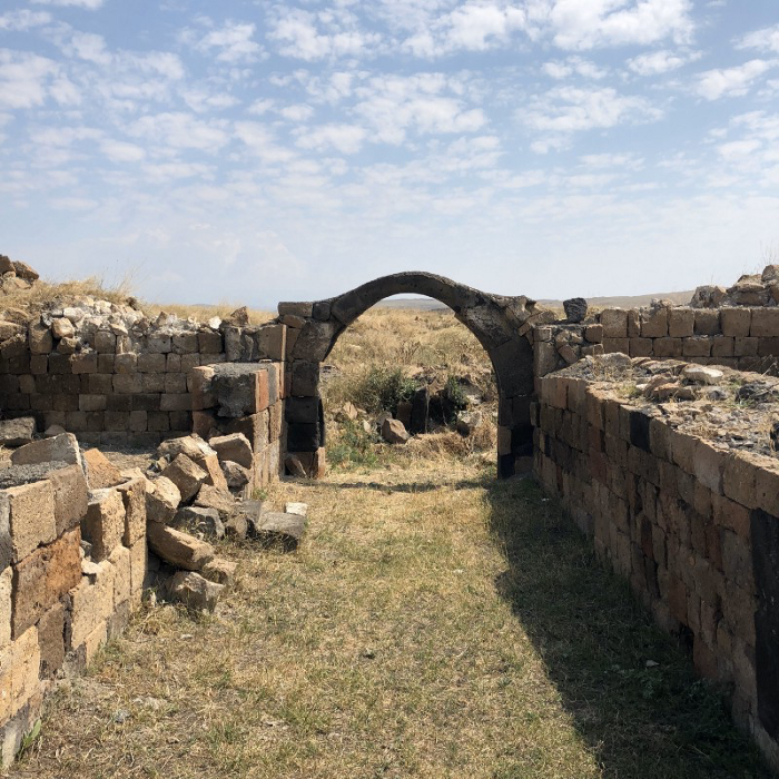Ani, Turkey. 走在城鎮街道上的民宅之間。所有的民宅都已毀壞，都只剩最底部的石牆