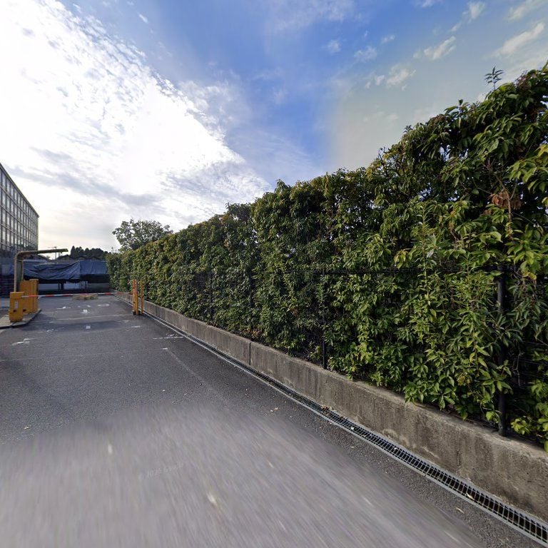 梅小路公園七条入口広場 · Japan, 〒600-8835 Kyoto, Shimogyo Ward, Kankijicho, １０番 １、１０番５４、１０番５５他