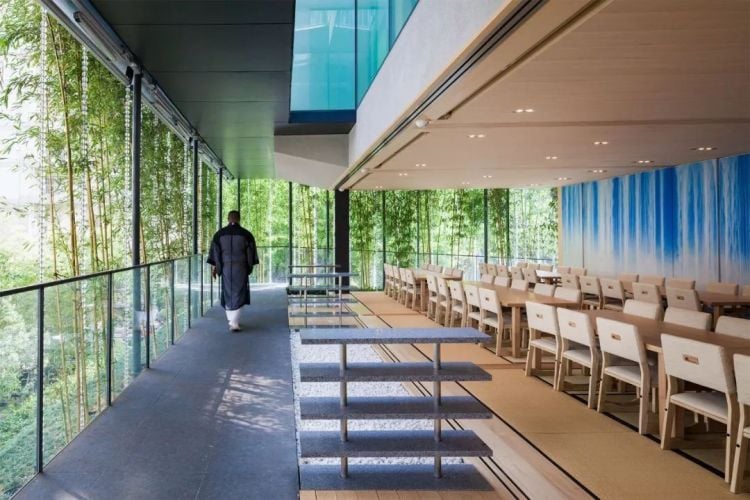 一座突破日本傳統的現代佛堂。- 一條YIT