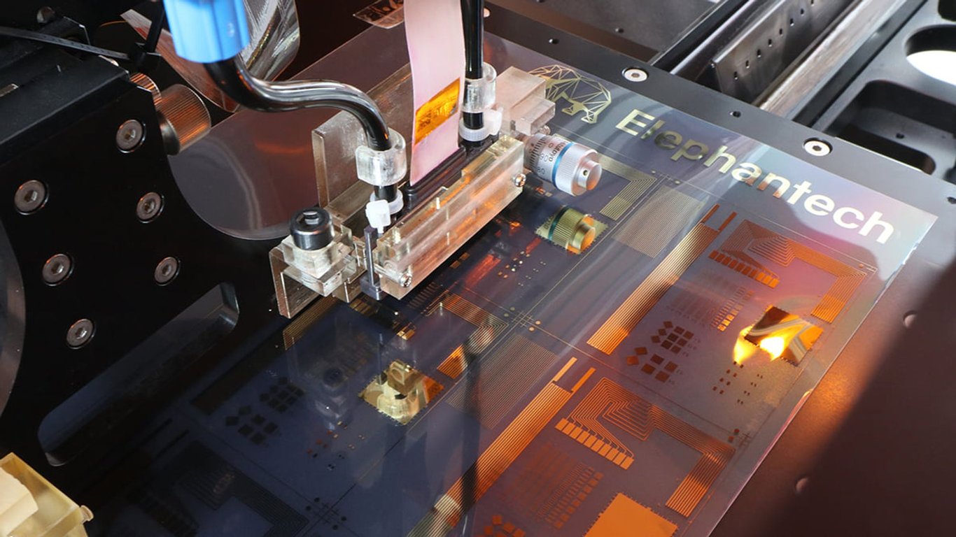 Additively manufactured FPCBs with bulk-like conductivity and soldering?