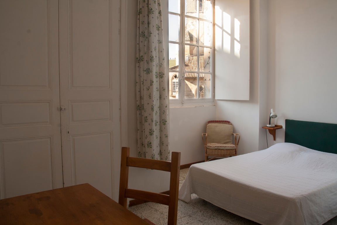 Une chambre Couple simple donnant sur la Cour du cloître et l’abbatiale