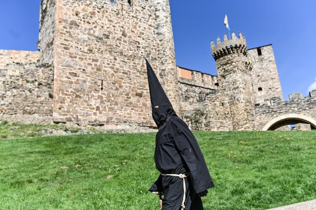 El Lambrión Chupacandiles recorre las calles de Ponferrada anunciando el inicio de la Semana Santa