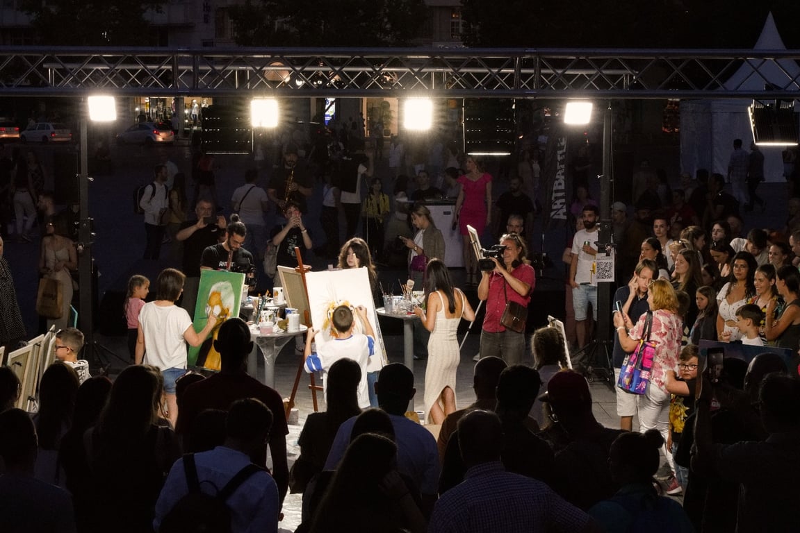 Crowd at Art Battle