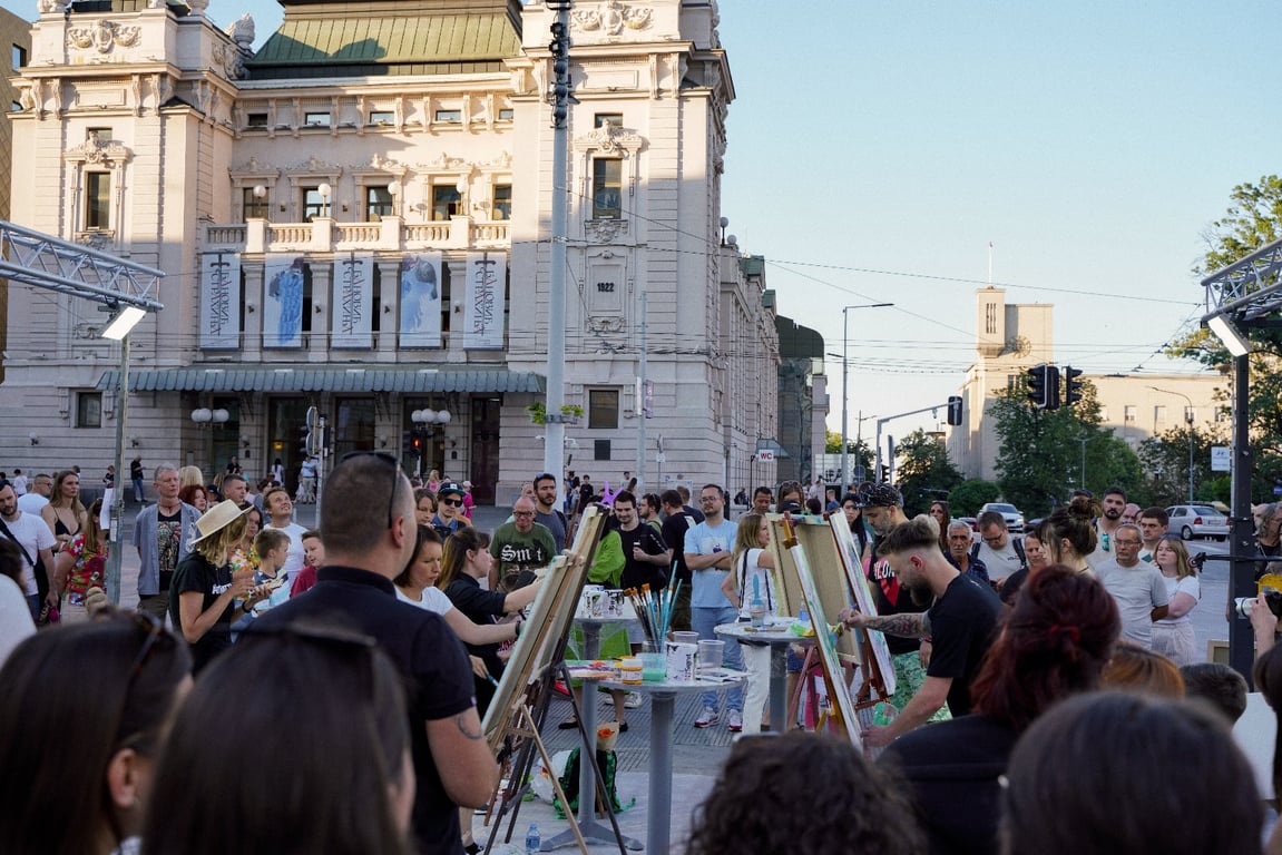 Crowd at Art Battle