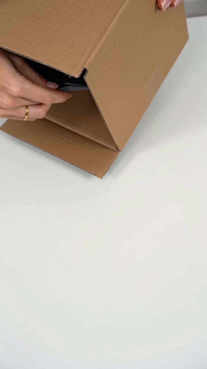 This cap has a built-in solar fan. Stay cool all summer! Code AJORE15 → ajorescalp.com