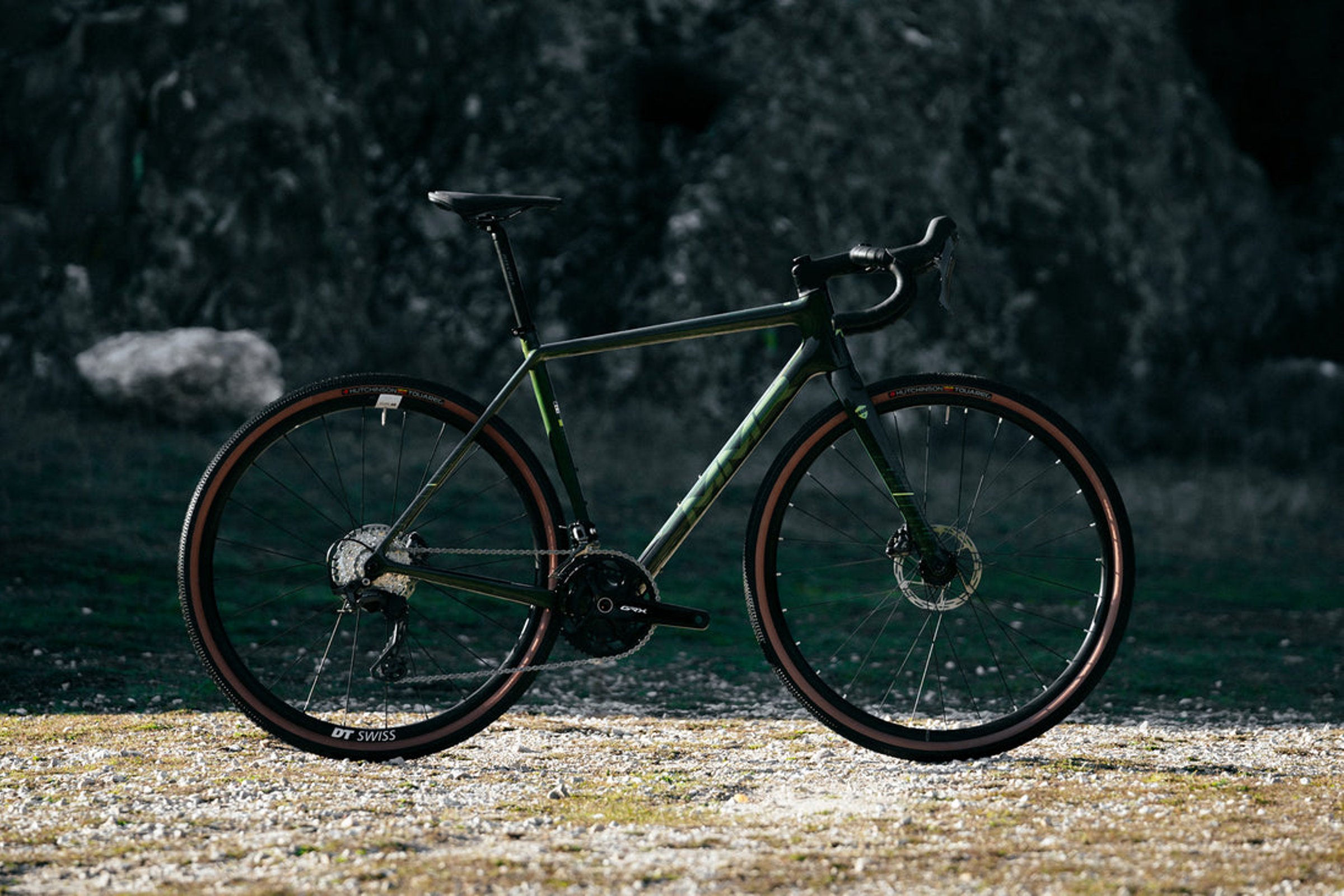 Grønn MMR X-Tour 30 fra siden på en grusvei.