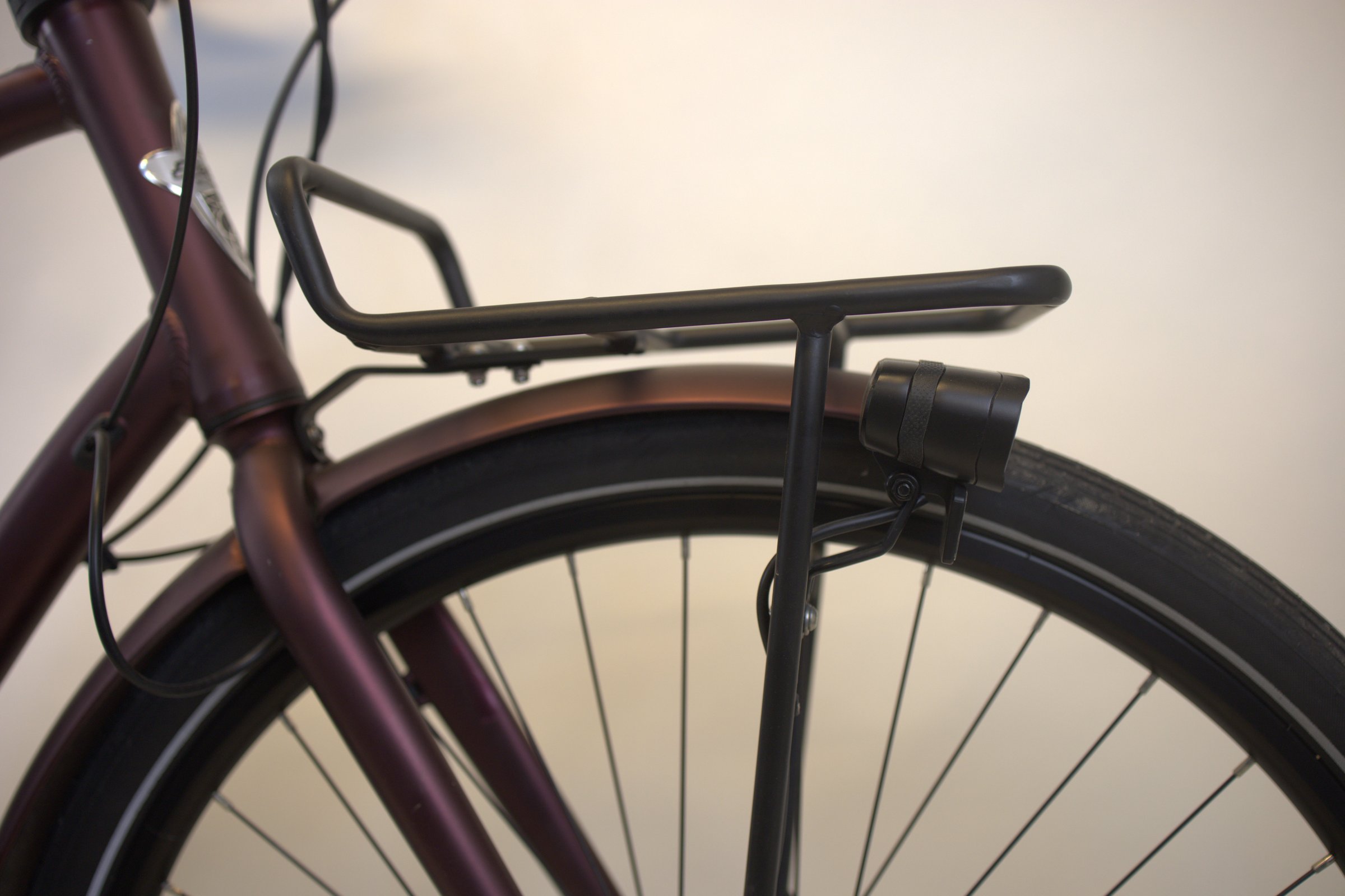 Lilla Electra Townie Go bakfra med bagasjebærer og hjul.