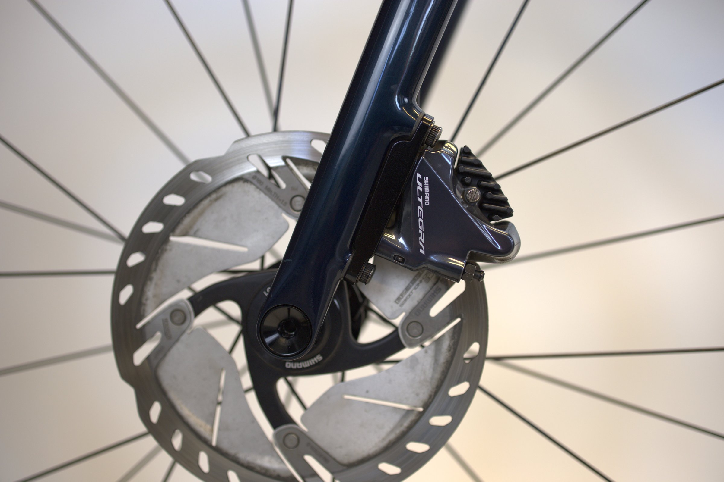 Blå Specialized Aethos Expert med bremsekaliper og skivebrems.