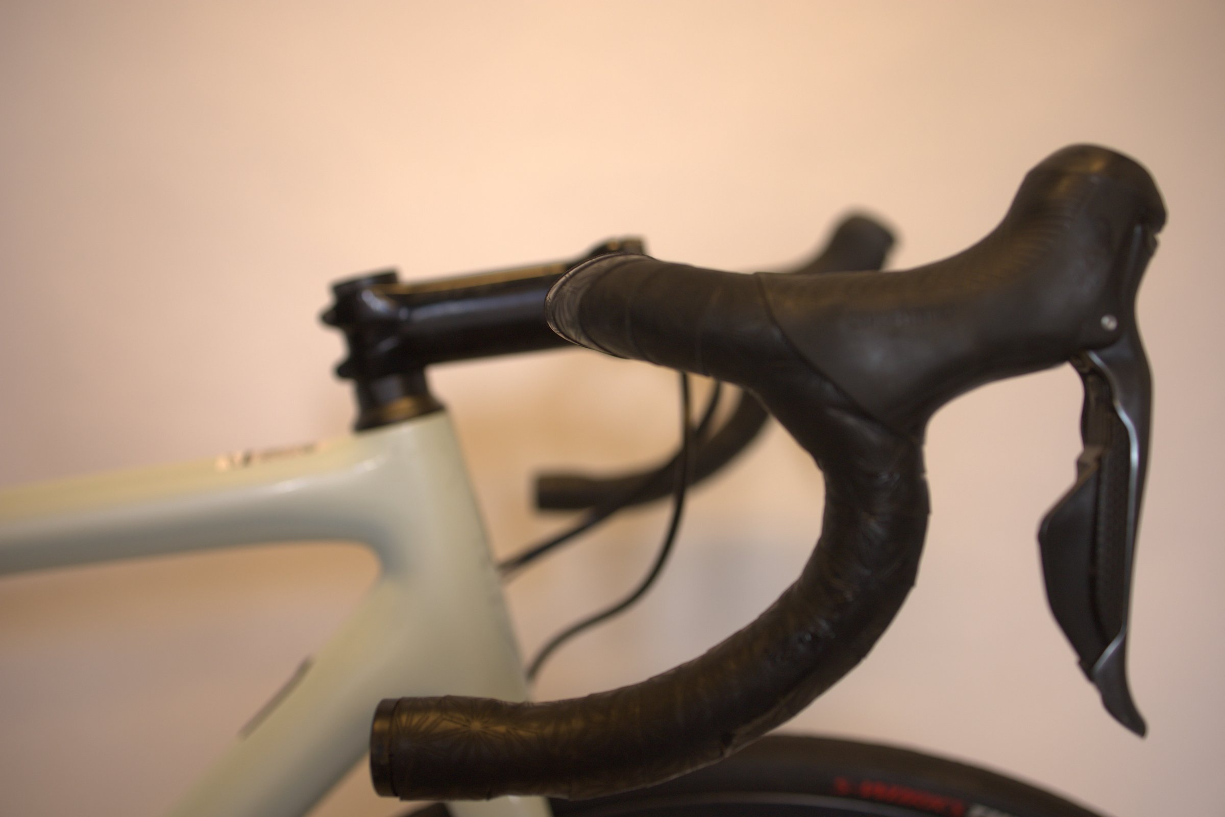 Lys grønn Specialized Aethos Expert styre og girspak detalj.