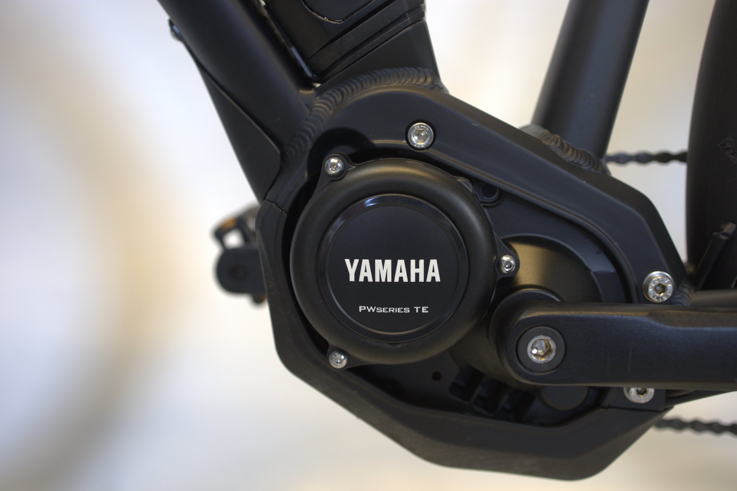 Svart R RAYMON TourRay E 3.0 motor og drivverk detaljert bilde.