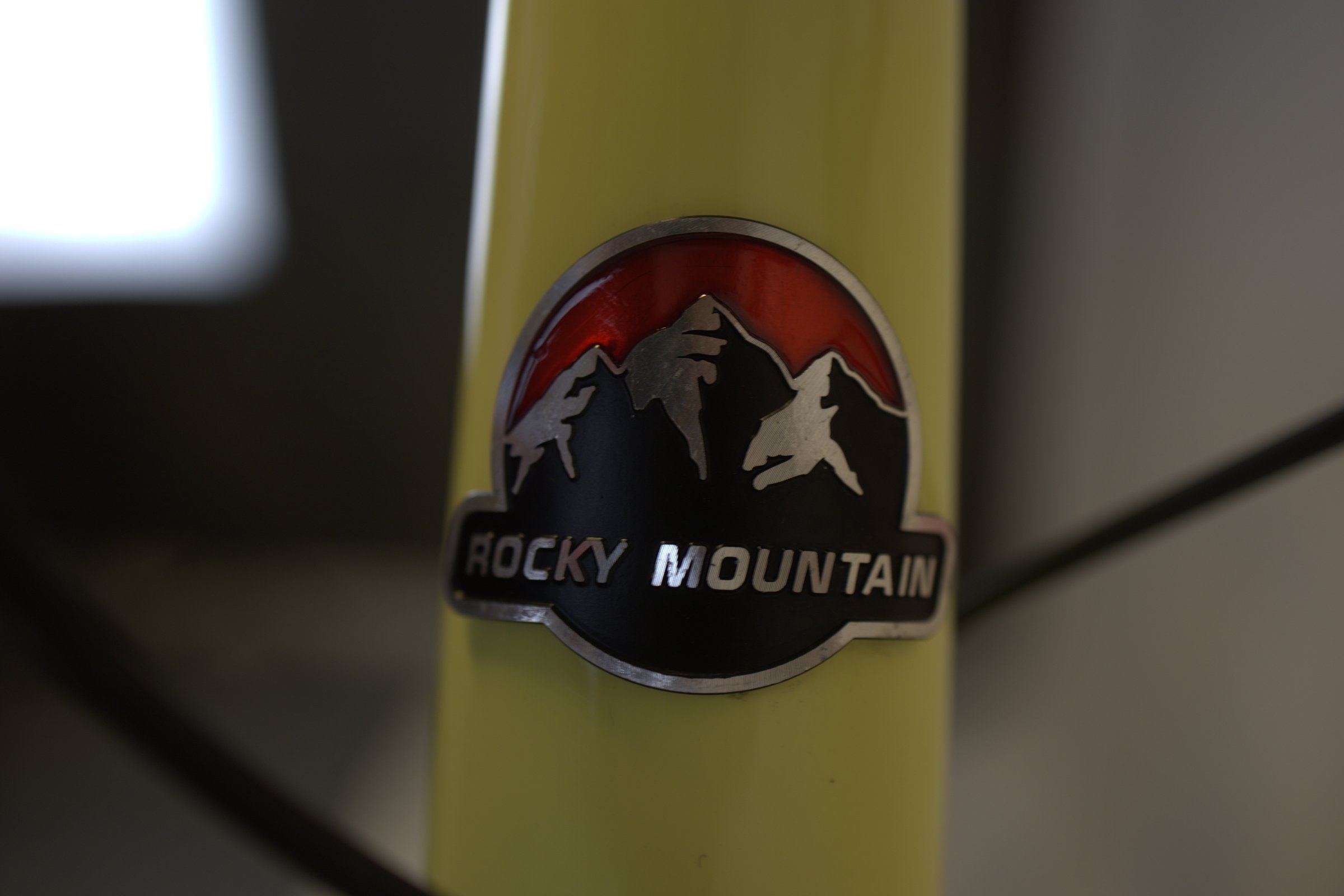 Gul Rocky Mountain Solo C70 nærbilde av logo.