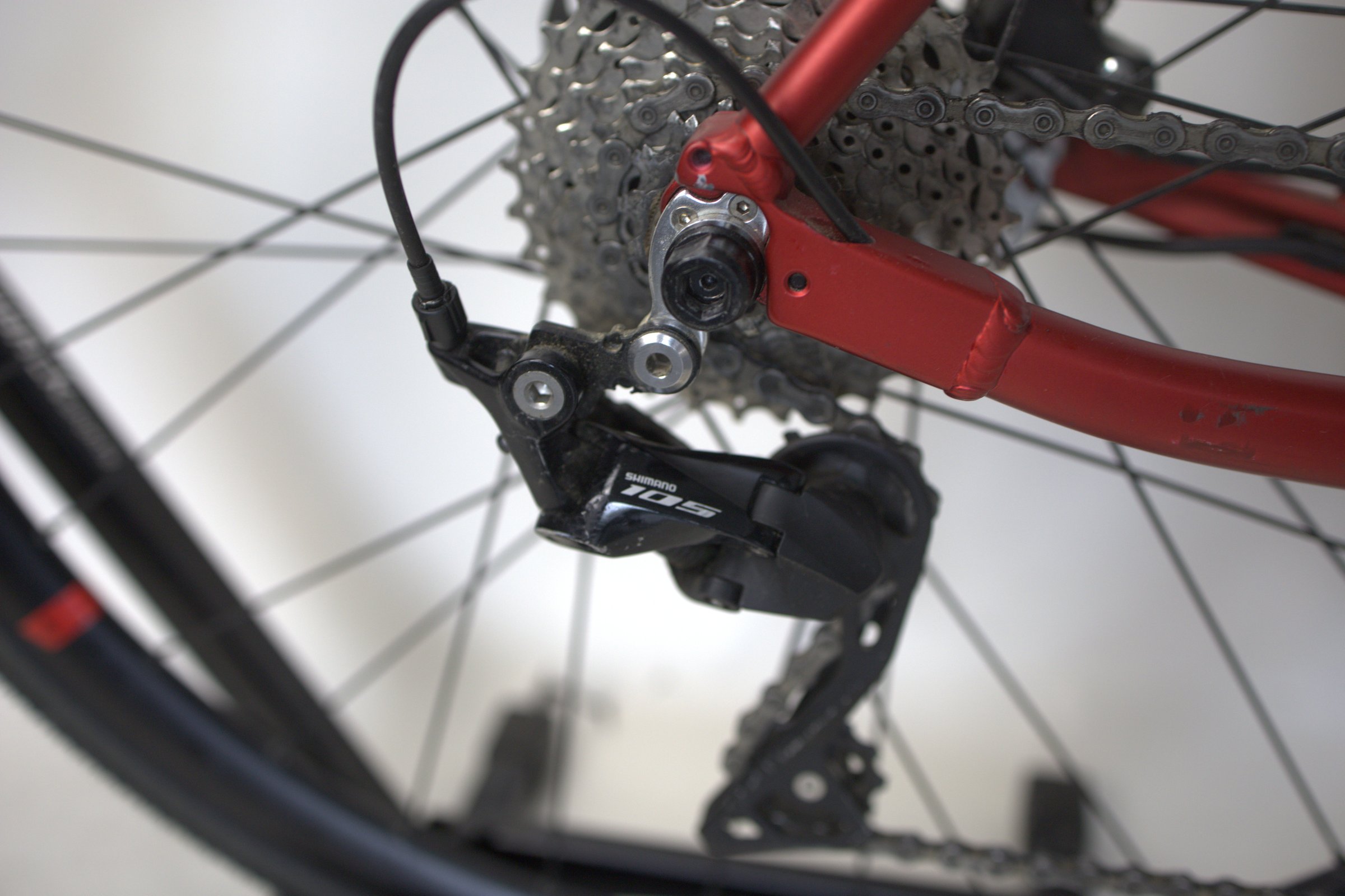 Rød Wilier TRIESTINA HYBRID detaljer av girsystemet bak.