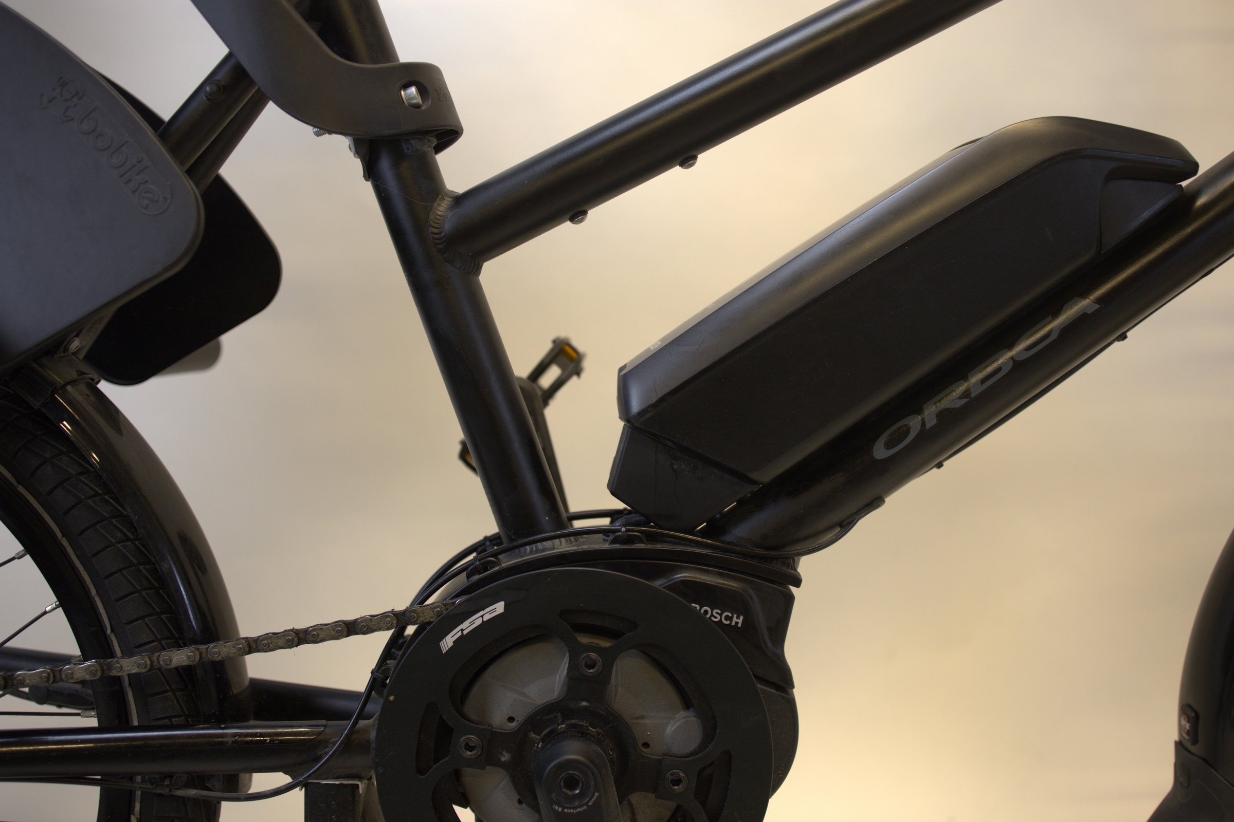 Orbea KATU-E 30 med barnesete/pute og kurv