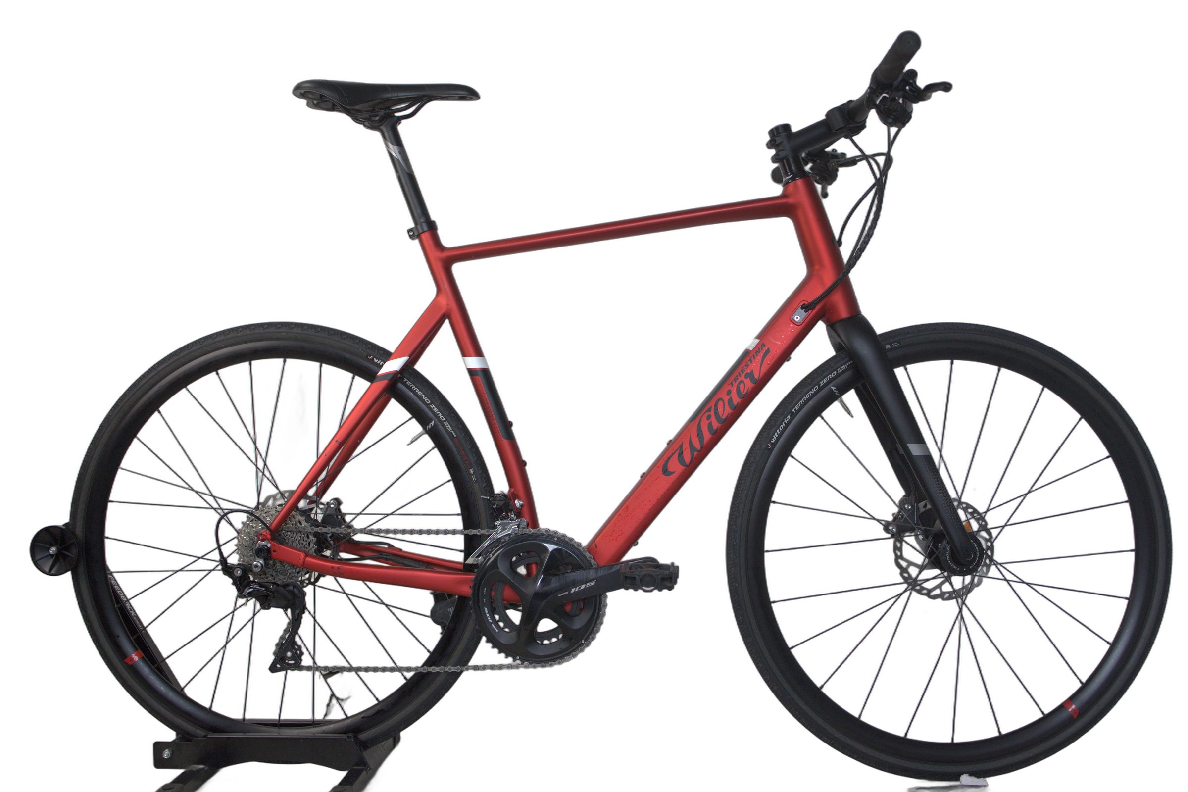 Rød Wilier TRIESTINA hybrid fra siden, med flat styre og Shimano 105.