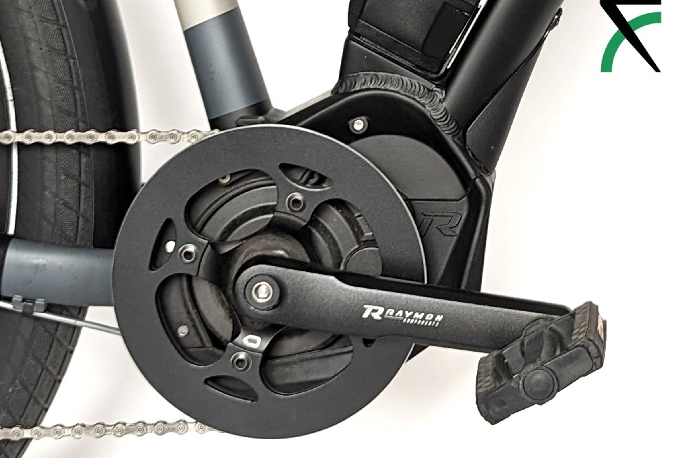 Svart R Raymon Tourray 6.0 fra siden med pedal og krank.