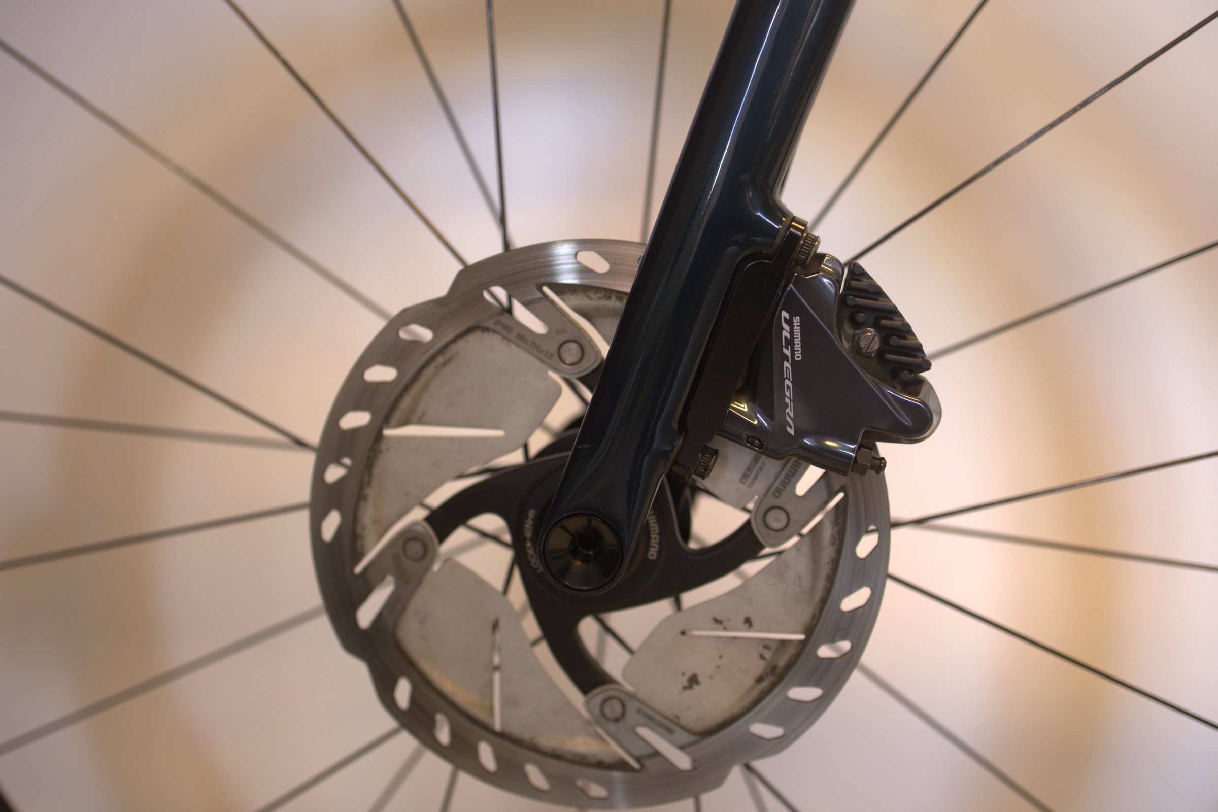Svart Specialized Aethos nærbilde av bremsesystemet.