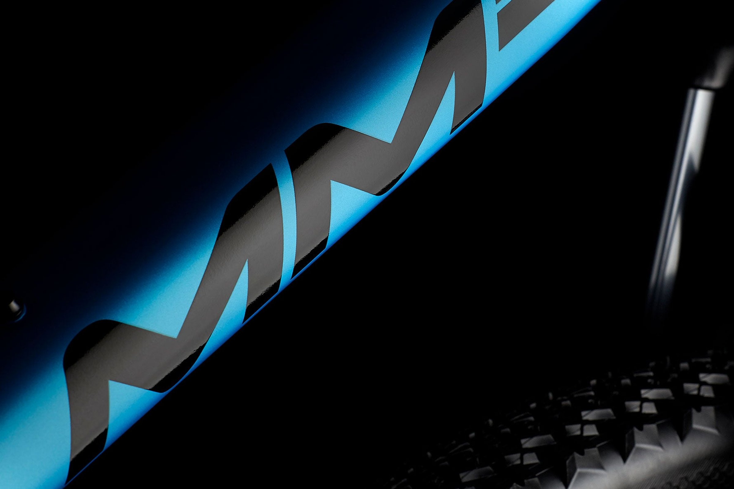 Blå MMR Zen 10 nærbilde av ramme og logo.