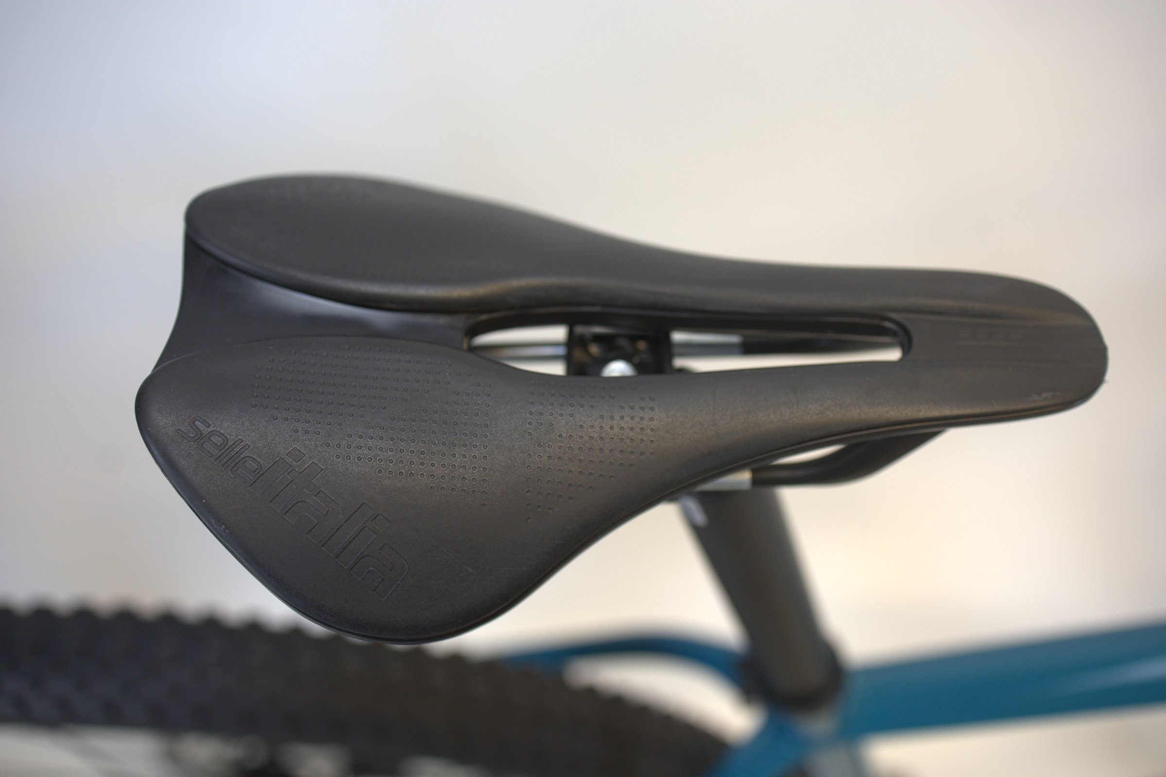 Svart BH EXPERT 4.5 sete fra siden, detaljer av setekonstruksjon.