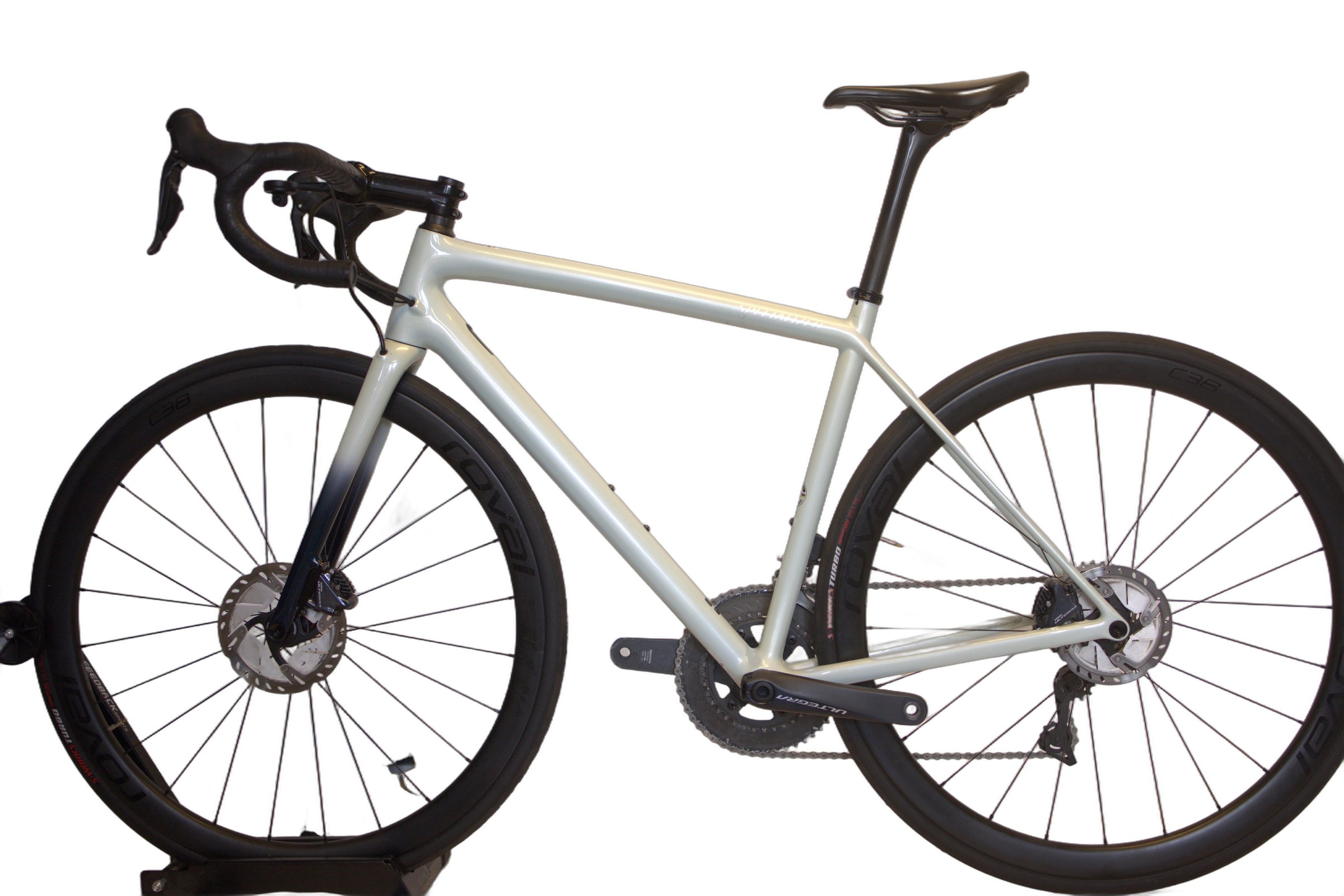 Lys grå Specialized Aethos Expert fra siden med ROVAL C38 hjulsett.