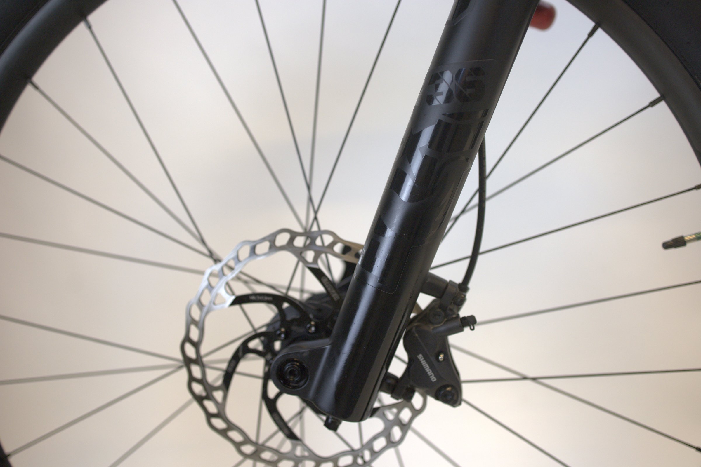 Svart Orbea RISE M10 front med brems og hjulkomponenter.