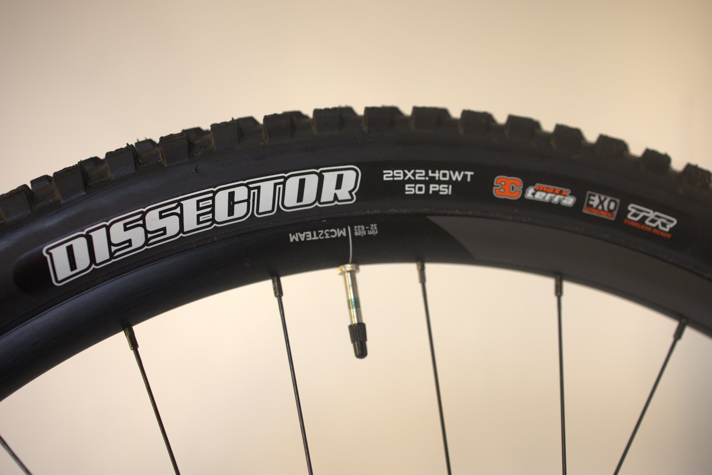 Svart Orbea RISE M10 dekkdetalj med merking.