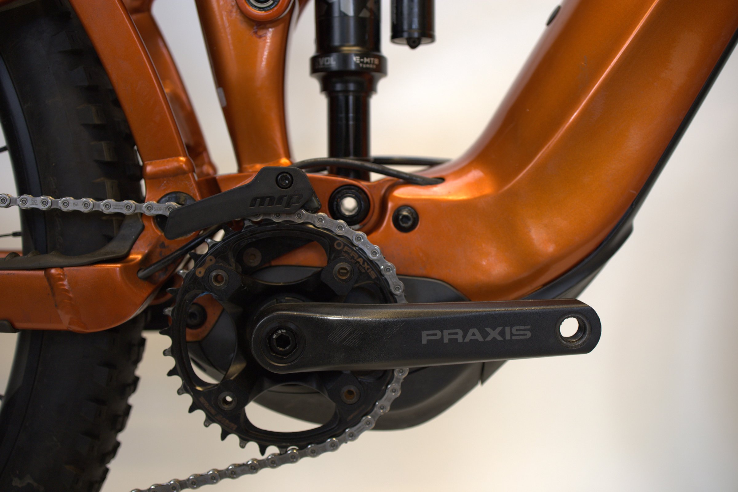Oransje Giant Trance X E+ 1 detalj av krank og kjede.