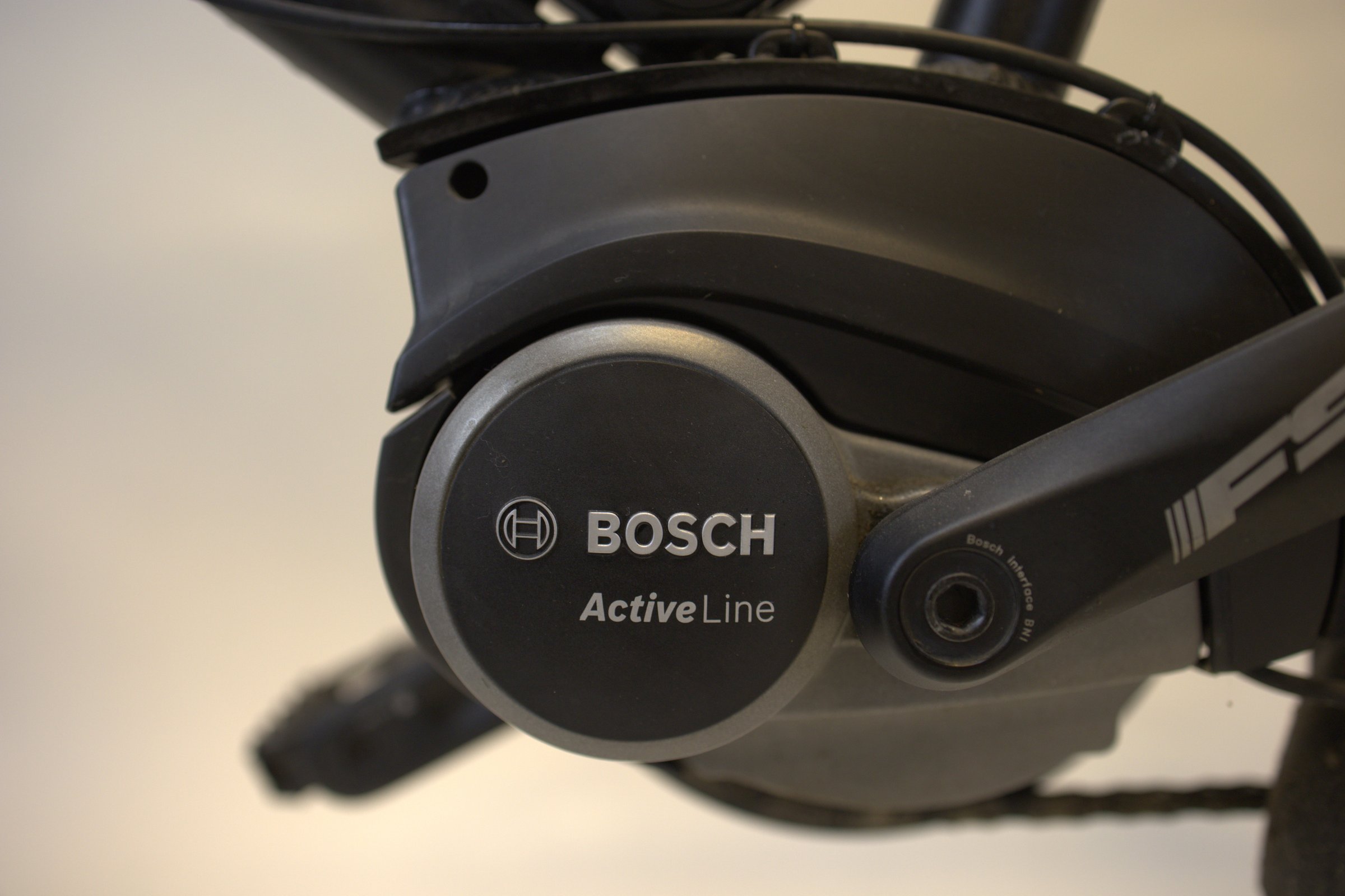 Orbea KATU-E 30 med barnesete/pute og kurv