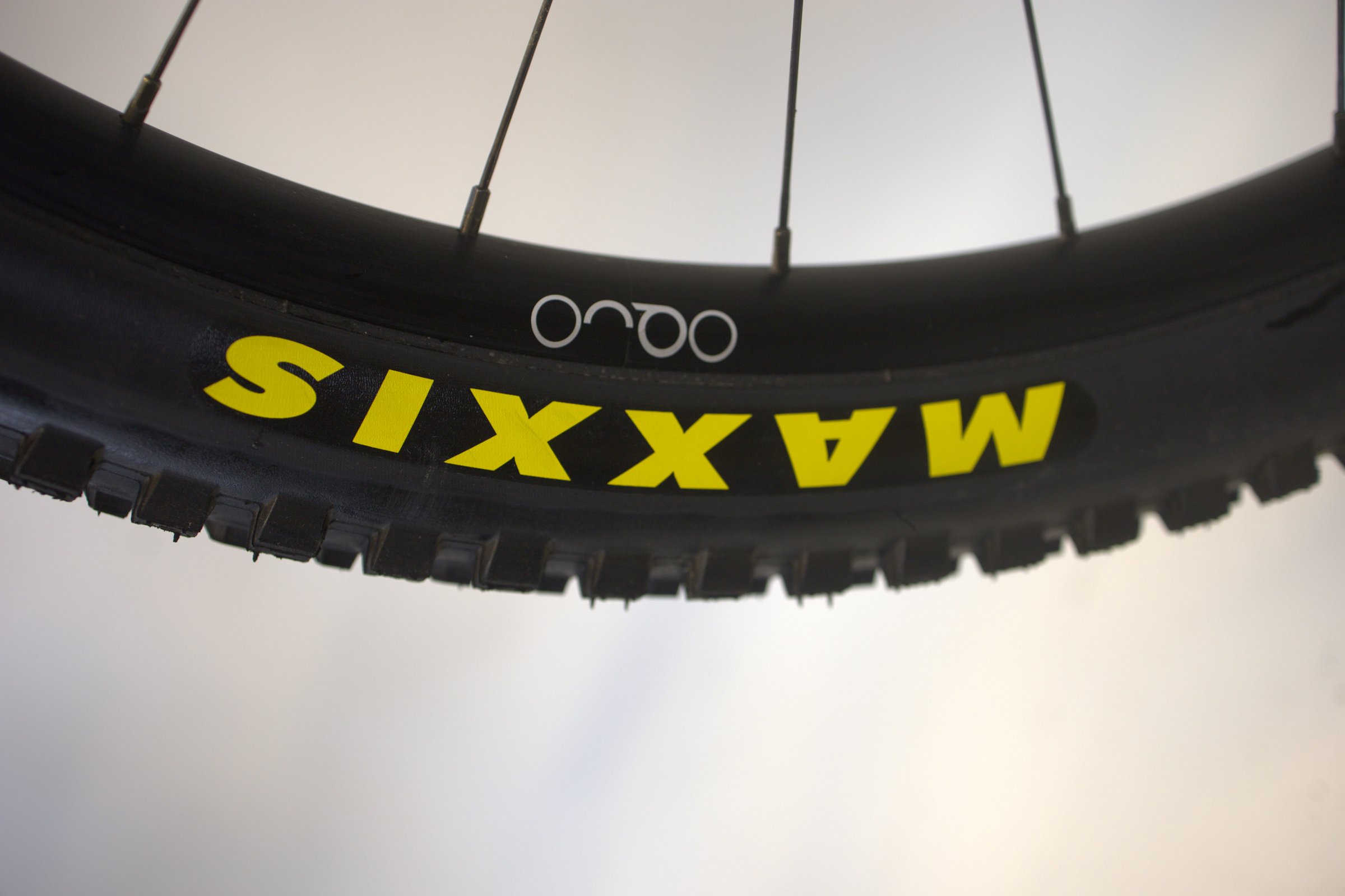 Svart Orbea RISE M10 dekk med gule MAXXIS bokstaver.