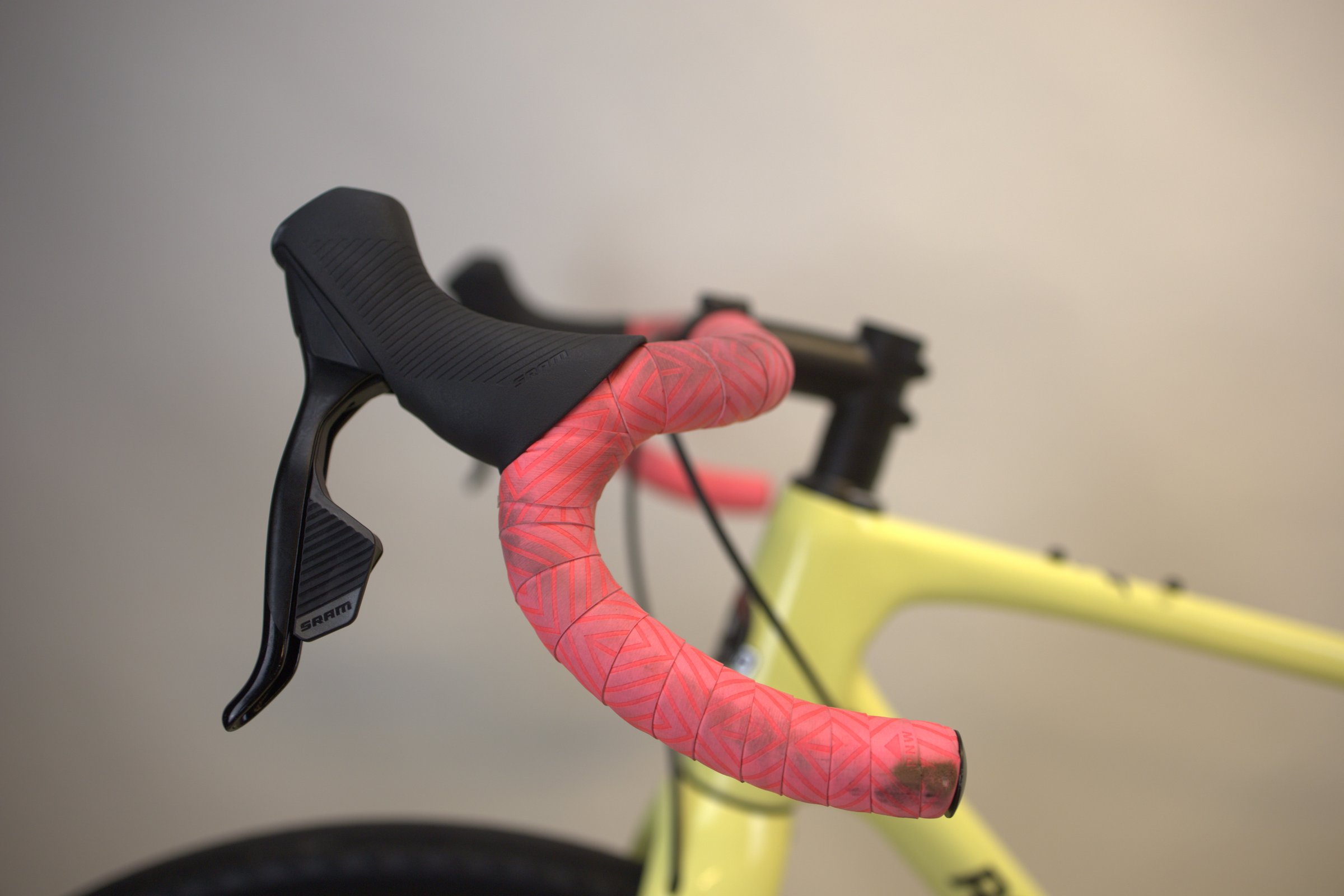 Lys gul Rocky Mountain Solo C70 med rosa styretape fra siden.