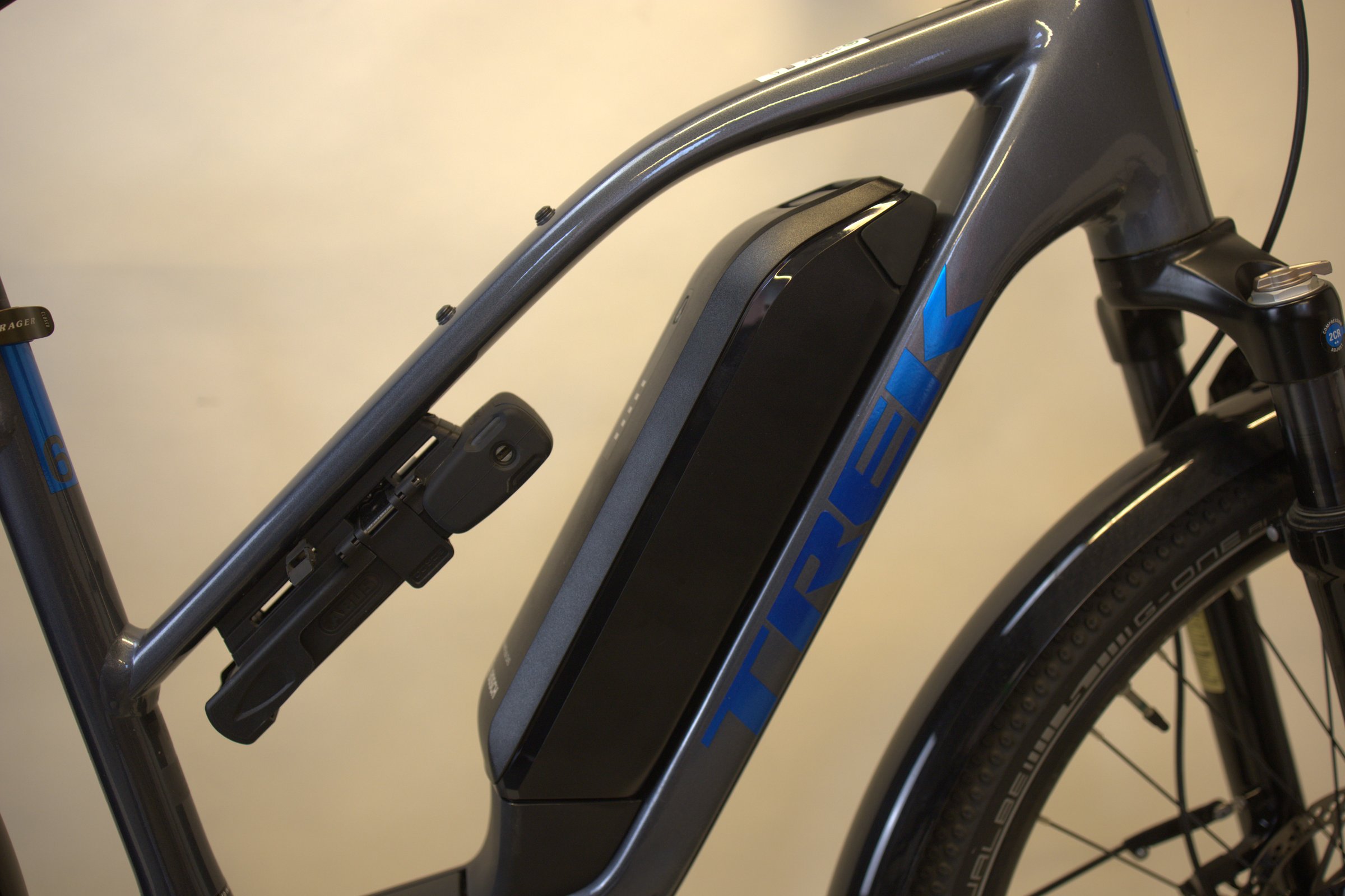 Trek Allant+ 6 med Abus foldelås