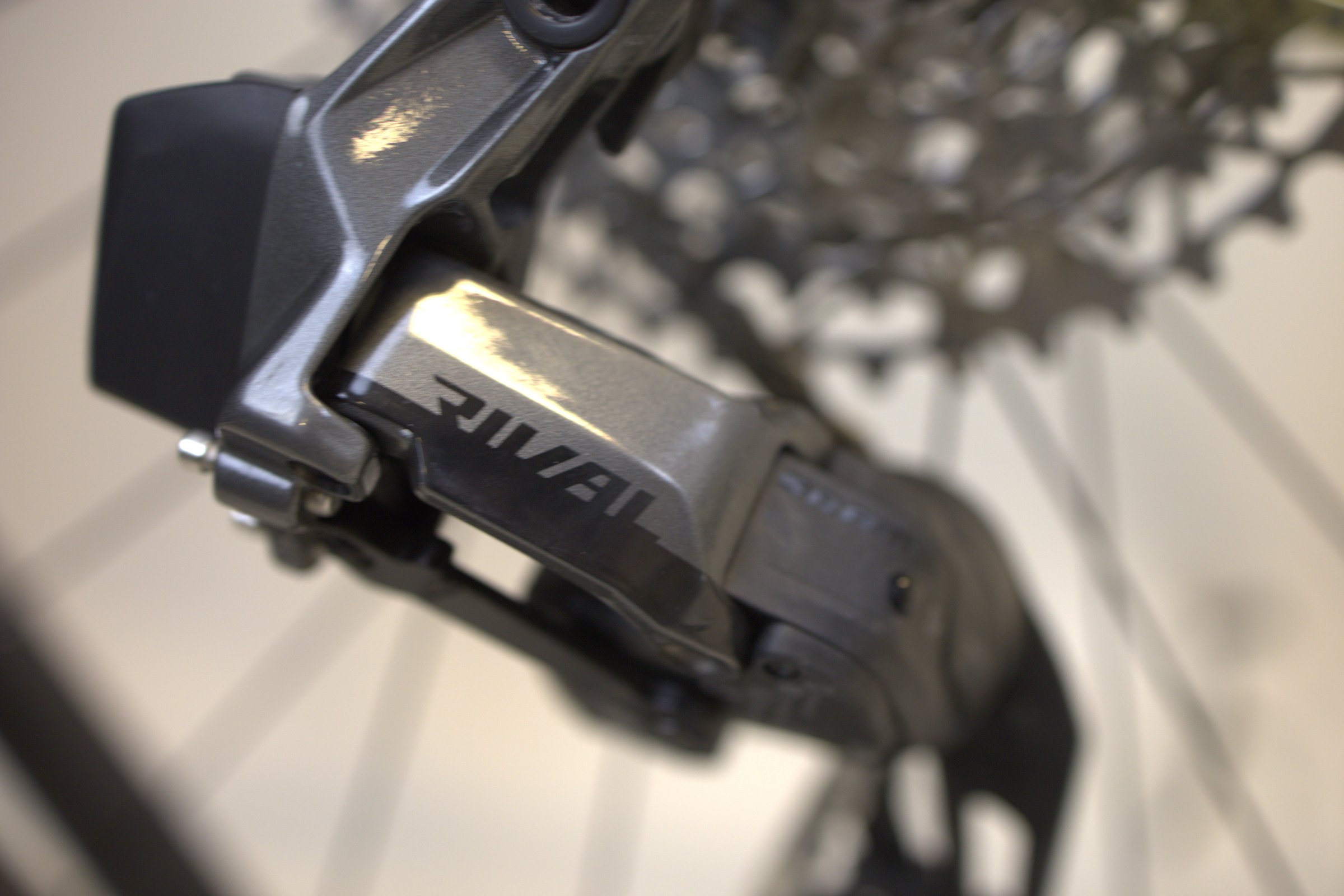 Grå Rocky Mountain Solo C70 detalj av girsystemet.