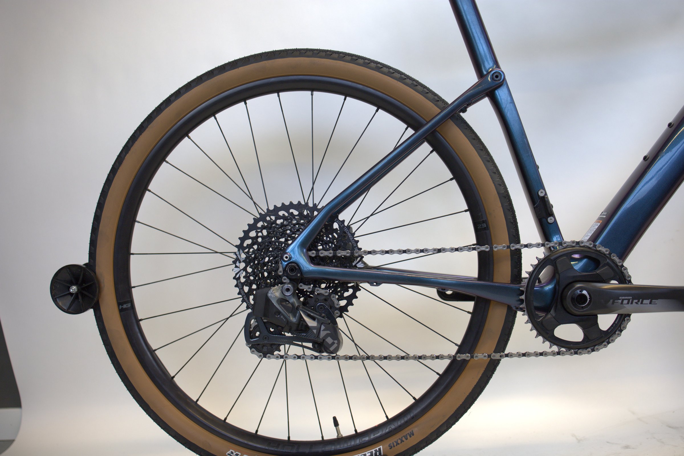 Blå Cannondale Topstone Carbon høyre side med gir og hjul.