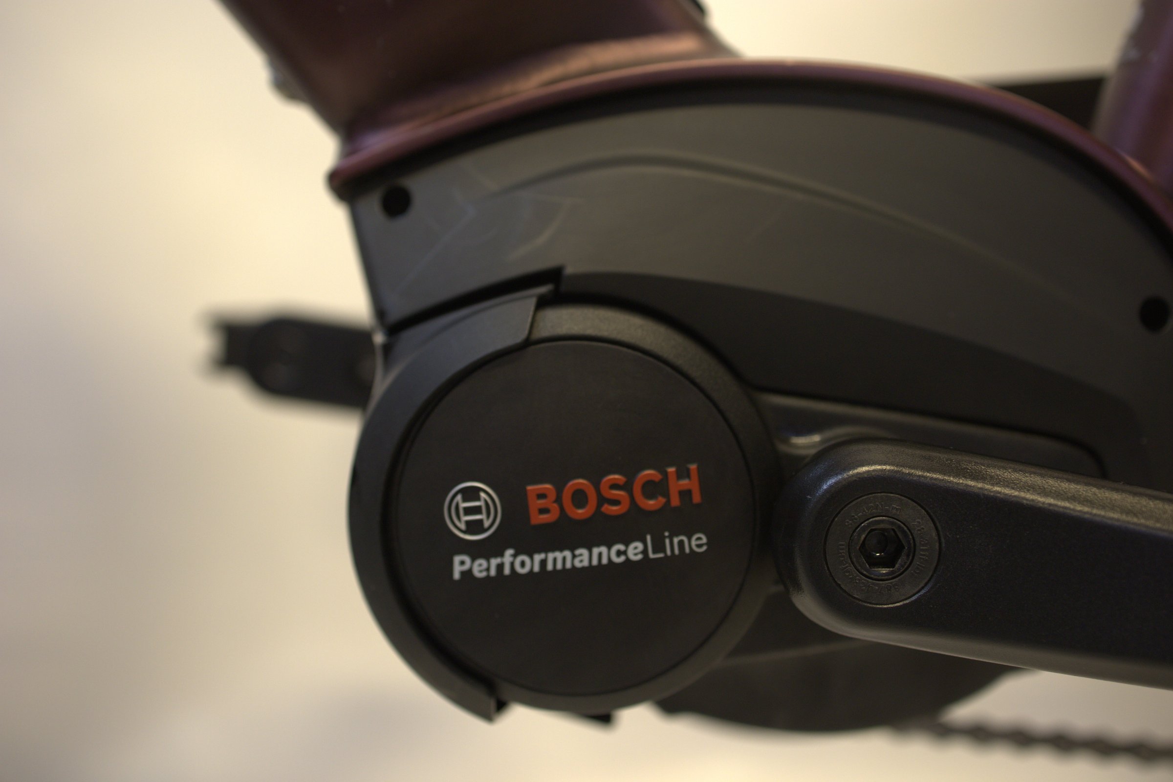 Burgunder Electra Townie Path Go! 10D EQ nært bilde av motoren.