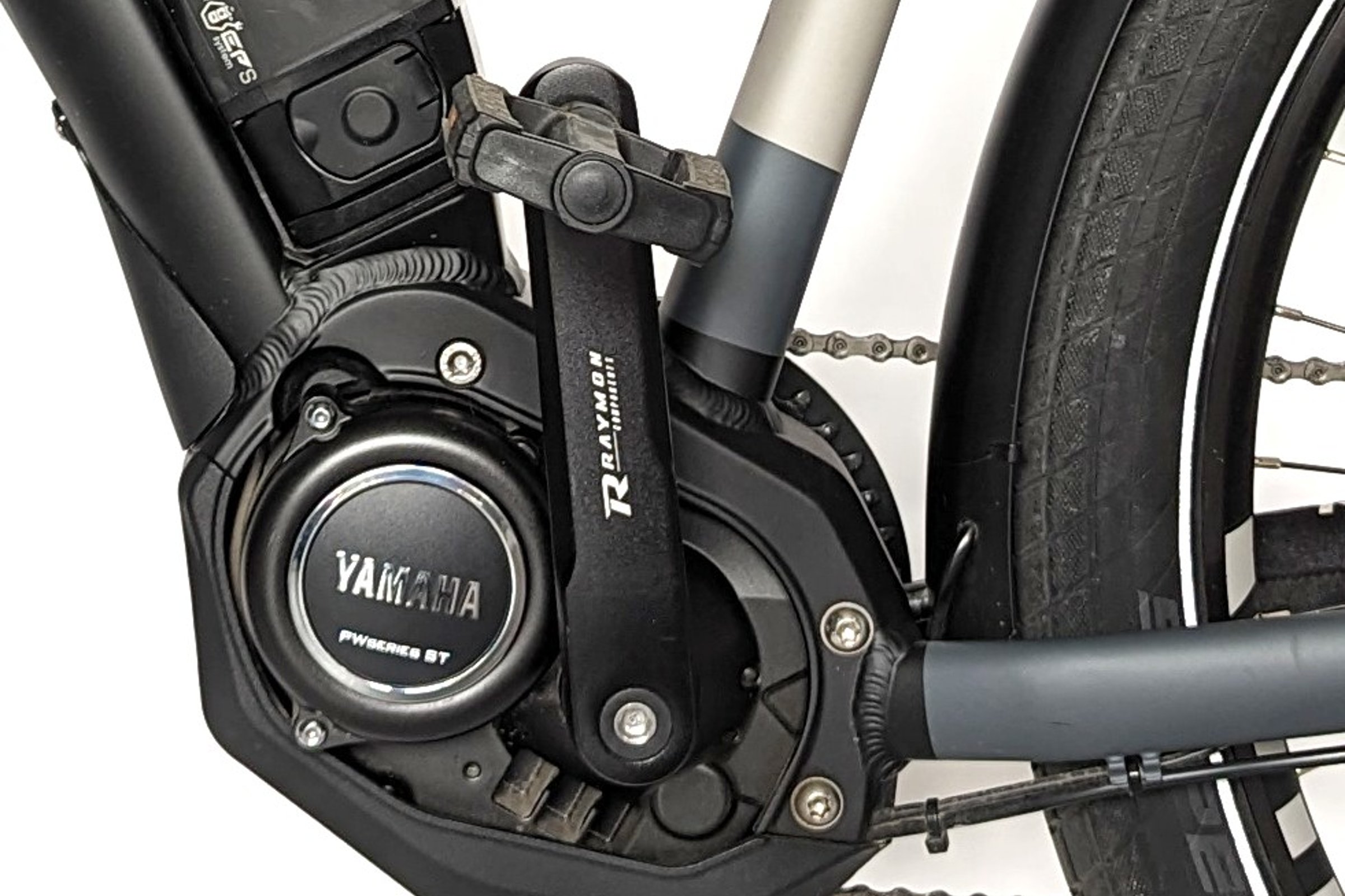 Svart R Raymon Tourray 6.0 motor og drivverk detaljer.