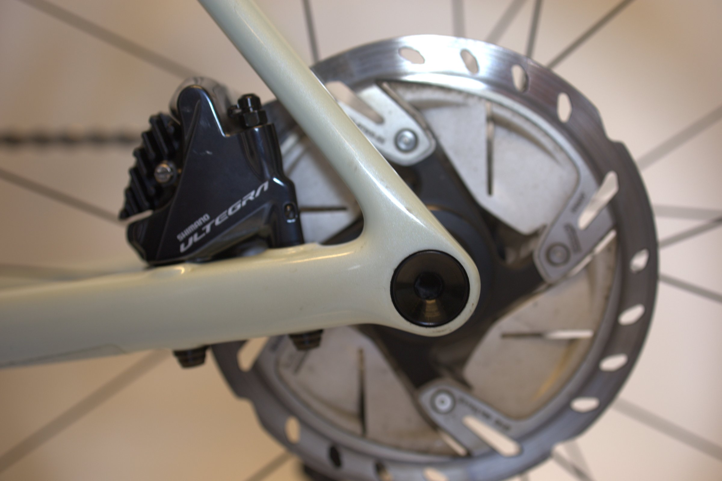 Lys grønn Specialized Aethos nærbilde av brems og ramme.
