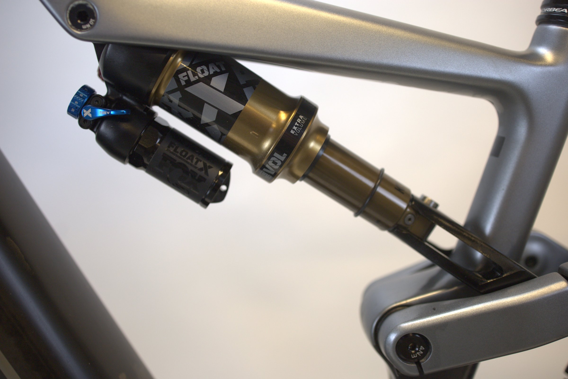 Grå Orbea RISE M10 demper og ramme fra siden.