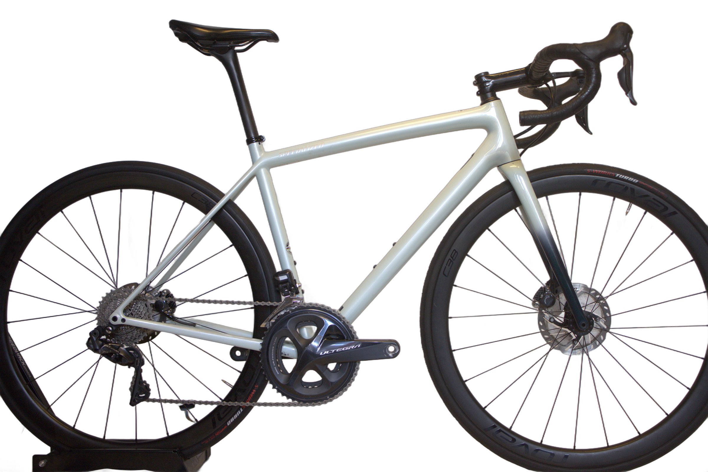 Lys grå Specialized Aethos Expert fra siden med karbonhjulsett.